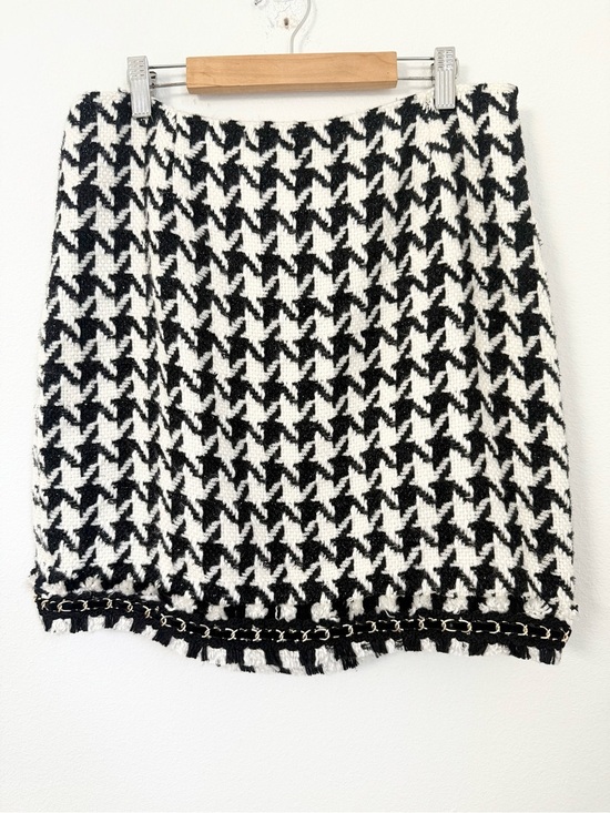 Boston Proper Dresses & Skirts - Boston Proper Large size Houndstooth Skirt Size 12 Black White chain trim Office